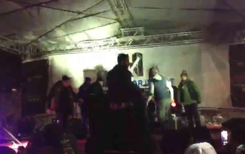 14. Ayder Kar Festivali’nde alkollü şahıs sahneye atlayınca ortalık karıştı
