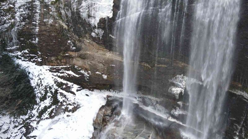 (Özel) Suuçtu Tabiat Parkı buzlarla kaplandı
