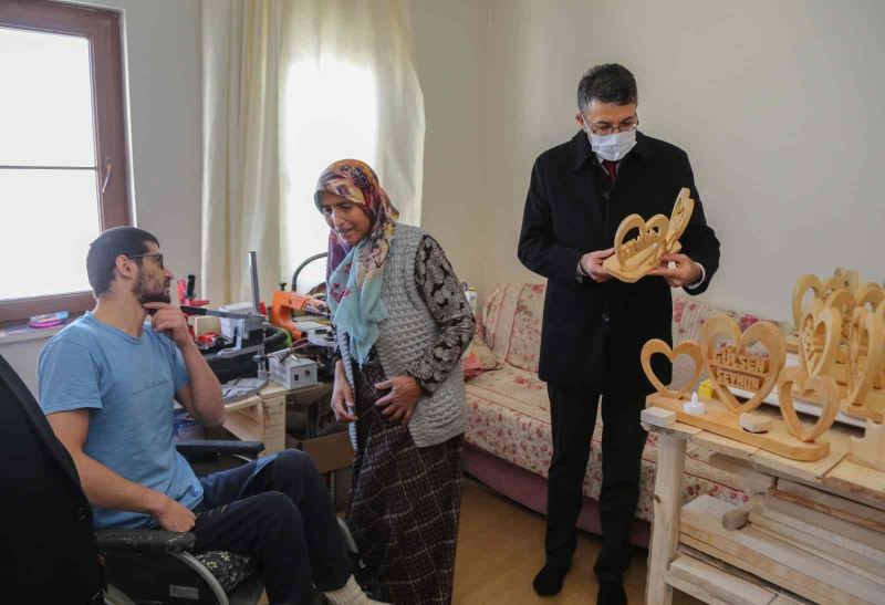 Vali Çelik, tekerlekli sandalyeye mahkum Ali Durmaz’ın çalışma azmine hayran kaldı
