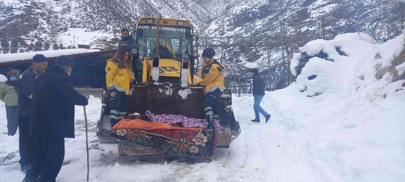 Kahramanmaraş’ta ambulansın ulaşamadığı hasta dozerin kepçesinde ambulansa taşındı
