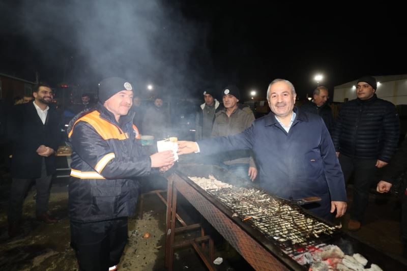 Başkan Büyükgöz’den mesai arkadaşlarına balık ekmek
