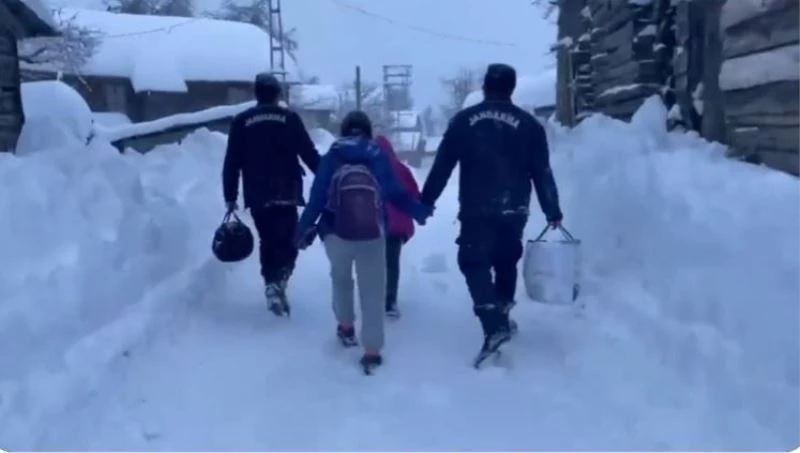 Jandarma personeli, kar yağışından etkilenen vatandaşların yanında
