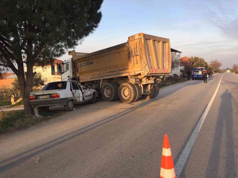 Sollamaya çalıştığı kamyona çarptı: 1 ölü
