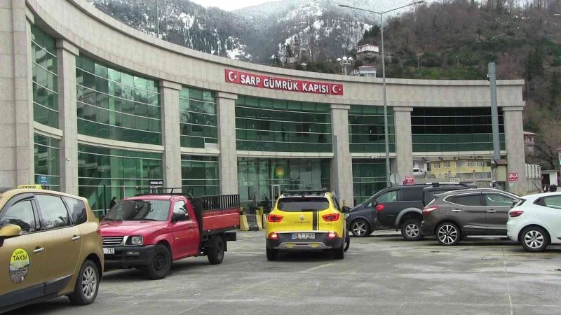 Sarp Sınır Kapısında araç geçişleri arttı, yolcu geçişleri azaldı
