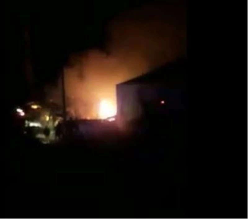 Müstakil evi saran alevler geceyi aydınlattı
