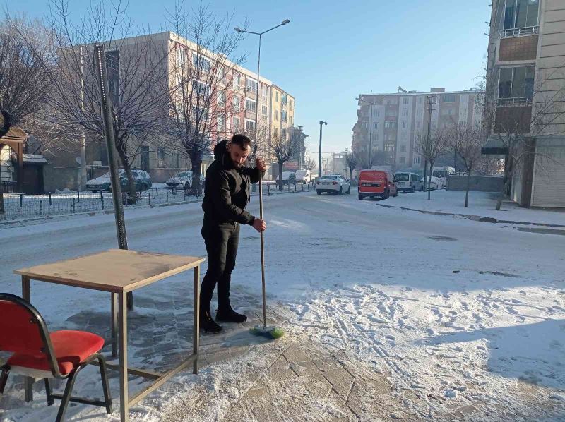 Iğdır’da esnaf yeni haftaya kar temizleyerek başladı
