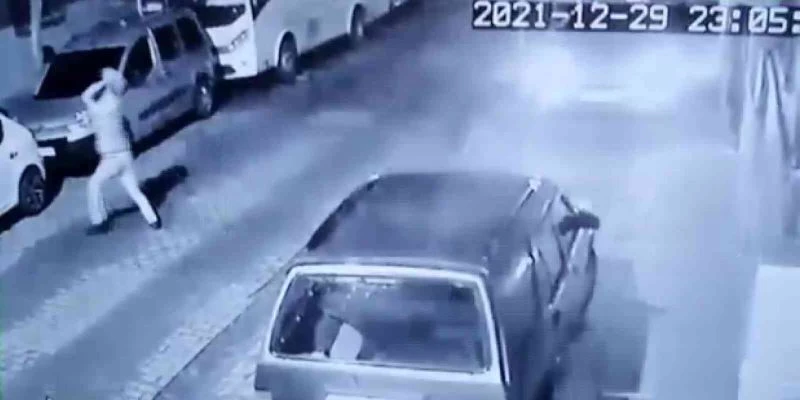 Alkol alıp ev arkadaşıyla kavga etti, sokaktaki araçların camını kırdı
