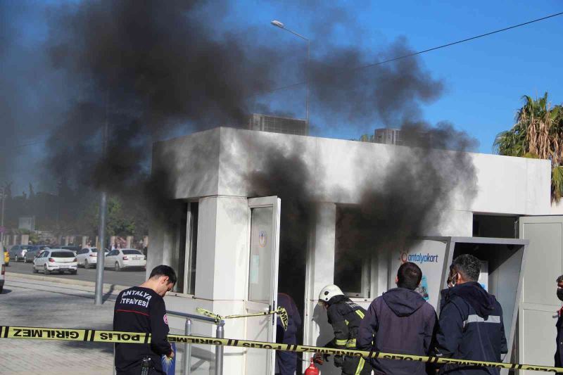 Tramvay güvenlik ve sistem odasındaki yangın korkuttu
