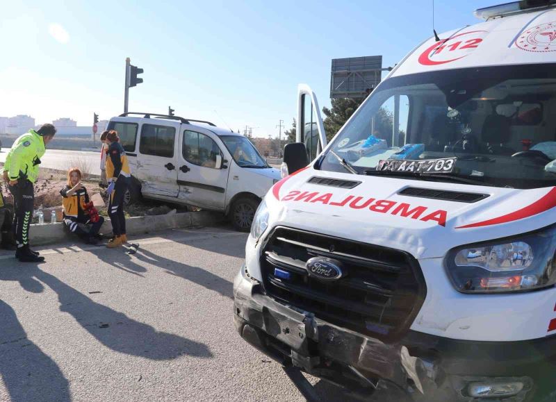 Vakaya giden ambulansla hafif ticari araç çarpıştı
