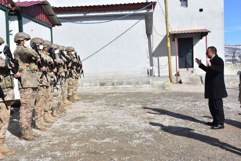 Validen üs bölgesindeki Mehmetçiğe moral ziyareti