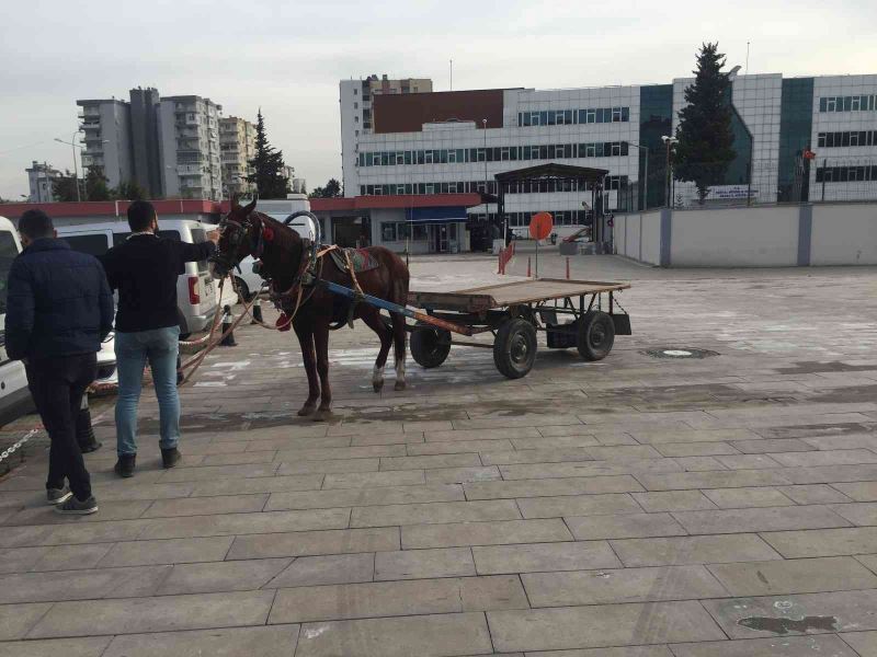 At arabasıyla uyuşturucu satan baba oğul tutuklandı
