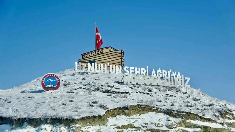 Ağrı’da dondurucu soğuklar yerini kar yağışına bıraktı
