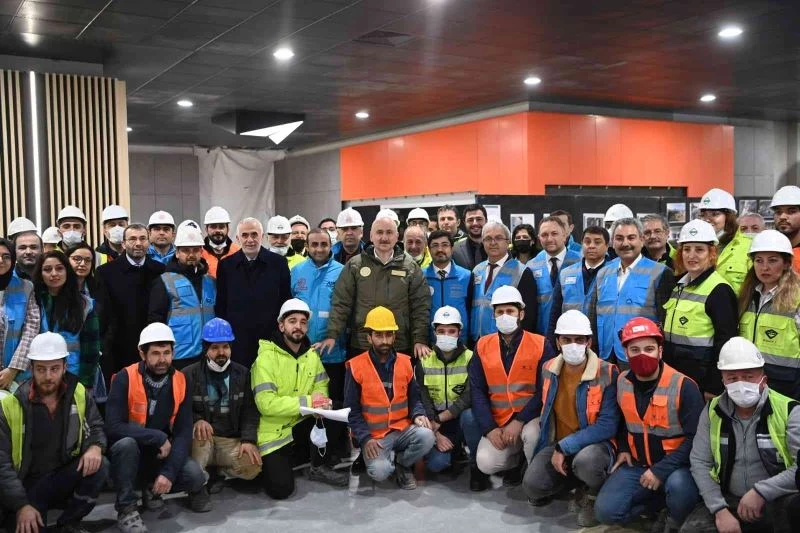 Bakan Karaismailoğlu, “Bizim ulaşım politikamızda yolda kalan otobüsler değil, günde 1 milyonun üzerinde yolcu taşıyacak metro hatları var”
