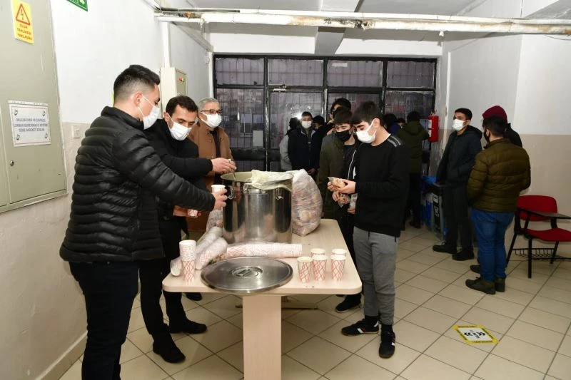 Genç dostu Mamak Belediyesi’nden öğrencilere sıcacık ikram
