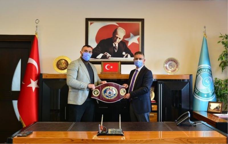 Rektör İlter Kuş’tan şampiyon boksör Demirezen’e tebrik
