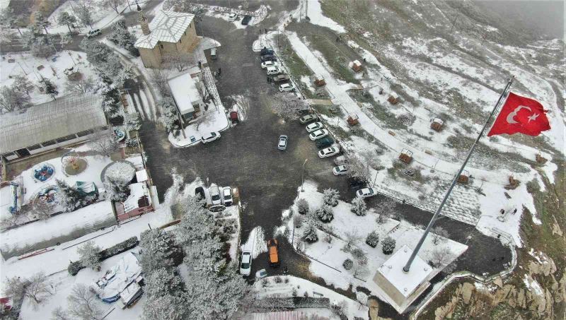 Yılın ilk karının yağdığı Harput’tan kartpostallık görüntülüler
