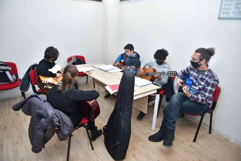 Çocuklar zararlı alışkanlıklardan müzikle uzaklaşıyorlar
