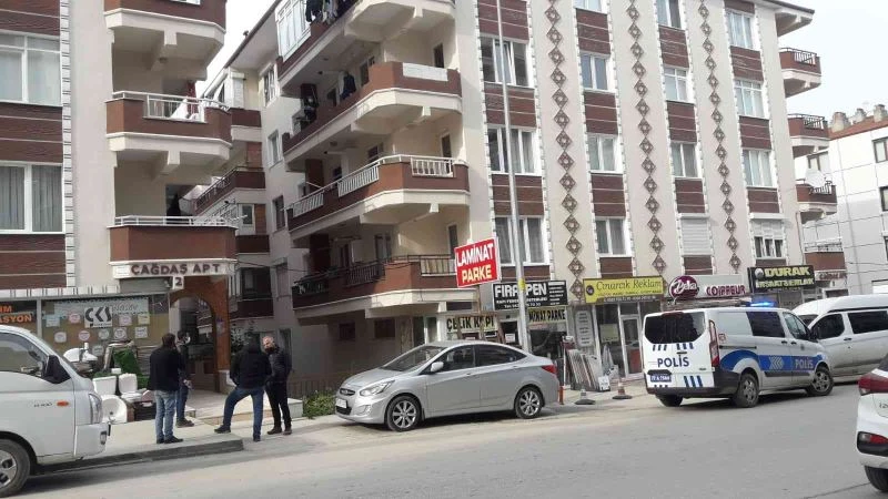 Balkon demirini keserken dördüncü kattan düşerek hayatını kaybetti
