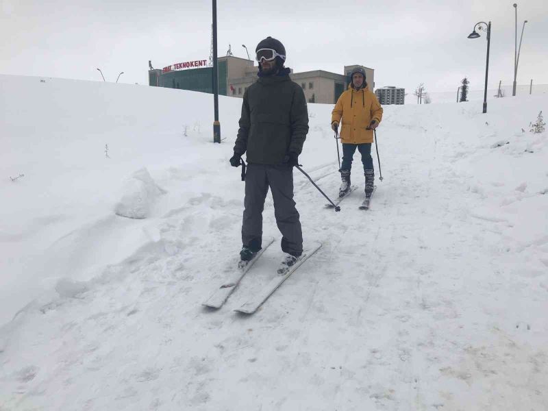 Drone pisti kar yağınca kayak pisti oldu, öğrenciler doyasıya eğlendi
