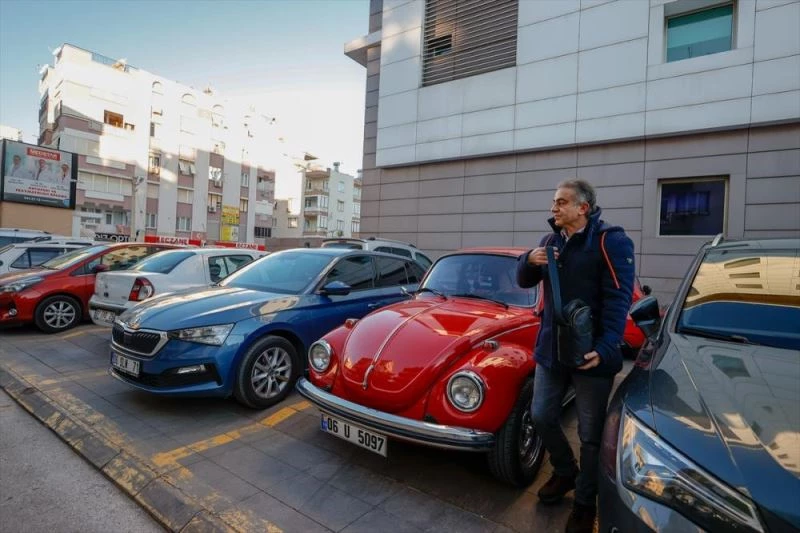 Hastanede cerrah olarak şifa, tiyatro sahnesinde ise mutluluk dağıtıyor