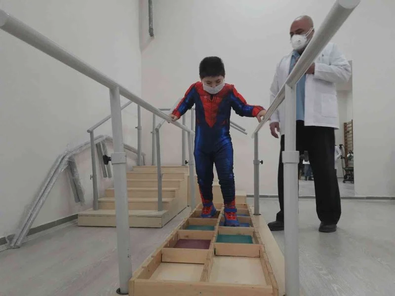 Doktorların ‘yürüyemez’ dediği küçük Abbas, özel tedavi programıyla yürümeye başladı
