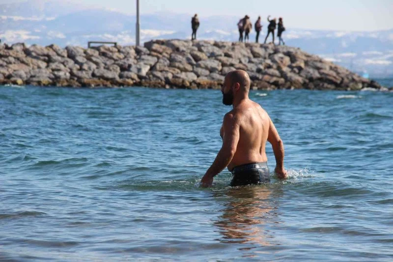 Buz gibi suya girip kumsalda güneşlendi
