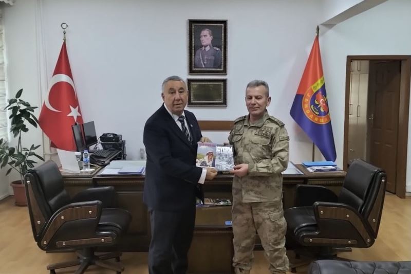 Ünsal, Soykırım ve Yüreğim Erivan’da Kaldı romanını Jandarma Komutanına hediye etti

