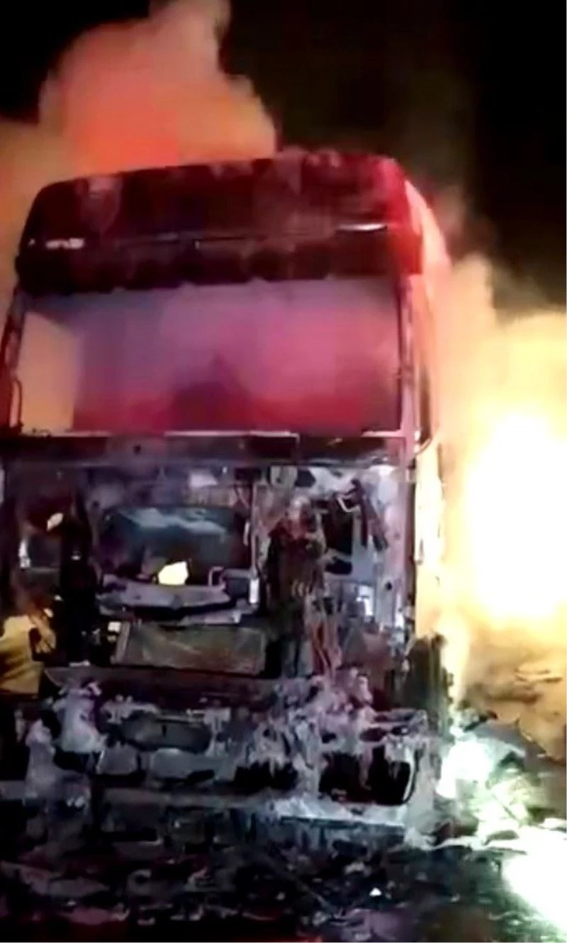 Otoyolda alev alev yanan tırdan geriye demir yığını kaldı
