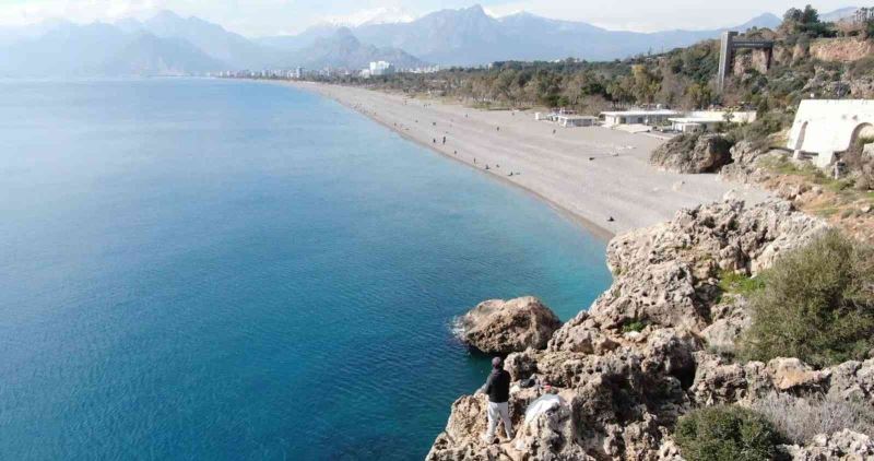 Antalya’da 30 metrelik falezlerin ucunda tehlikeli olta
