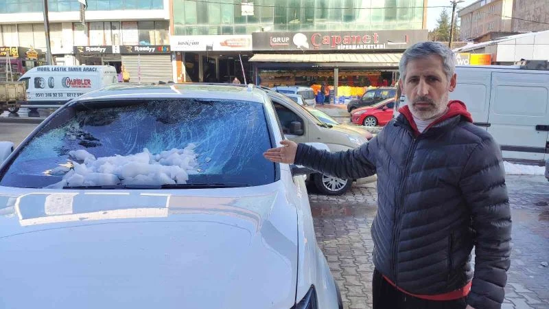 Sultangazi’de çatıdan düşen kar yığını lüks otomobile zarar verdi
