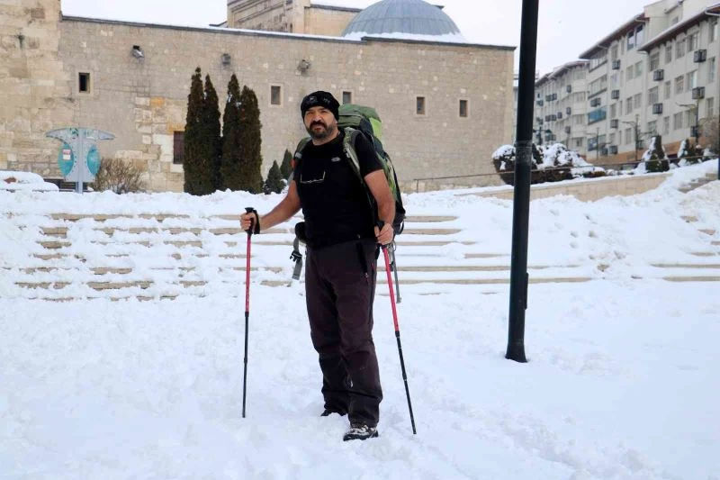Dondurucu soğukta tişörtle yürüdü, görenlerin içi üşüdü
