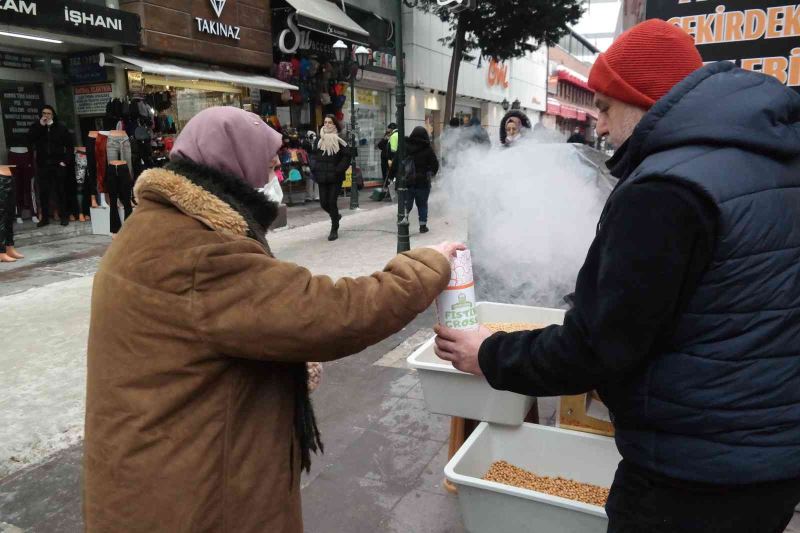 İki Eylül Caddesi’ni leblebi kokusu sardı
