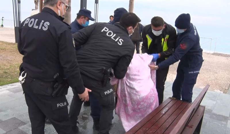 Antalya’da polisin denize girip, kurtarılınca kafasını yere vuran alkollü şahısla imtihanı
