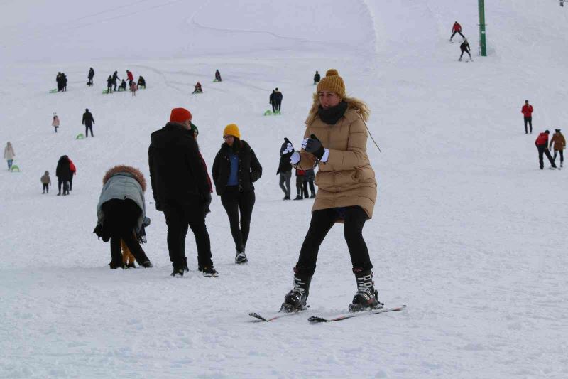 Vatandaşlar Hazarbaba Kayak Merkezine akın etti
