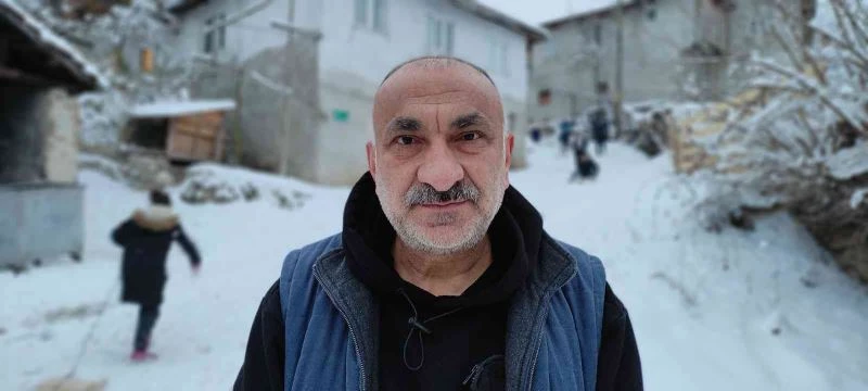 Engelli kız muhtarın yaptığı kızakla hayatında ilk defa kaydı
