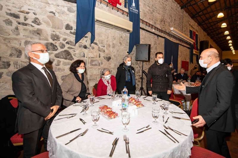 Başkan Soyer, İzmir depreminde hayatını kaybedenlerin yakınlarıyla buluştu
