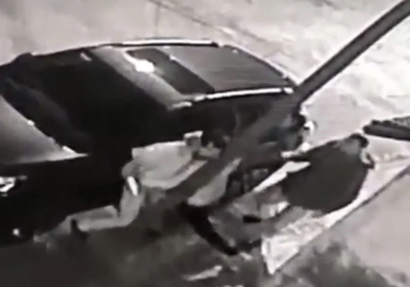 Bıçaklı saldırgan zor zapt edildi