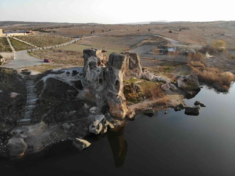 Donan Emre Gölü seyrine doyumsuz manzara ortaya çıkardı
