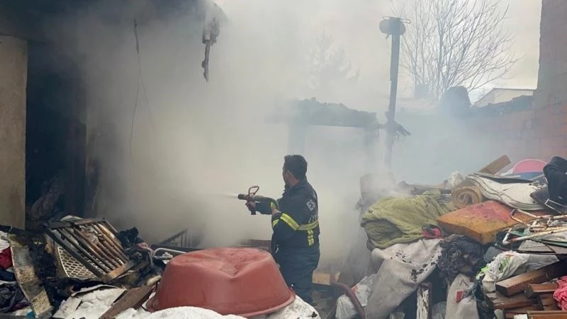 Tek katlı evde çıkan yangın maddi zararla atlatıldı
