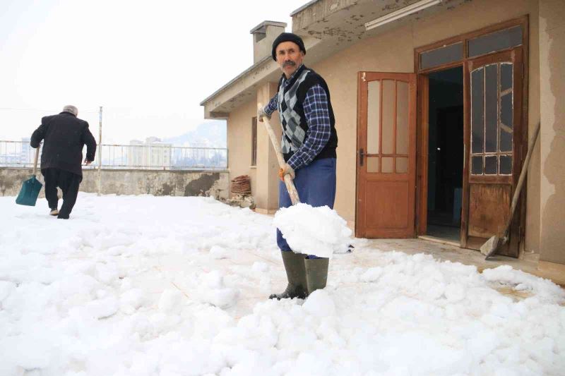 Gündelik işçiler kar mesaisinde
