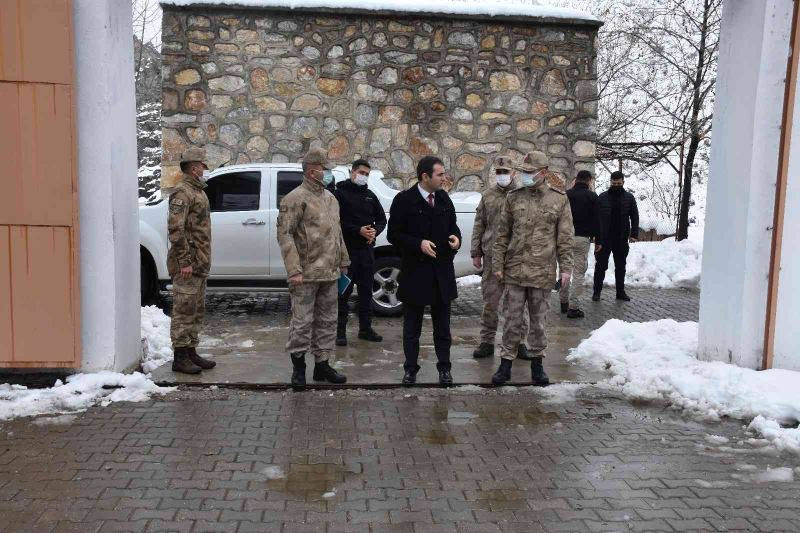 Kaymakam Mete, Mereto dağı eteklerindeki karakolda askerlere bir araya geldi
