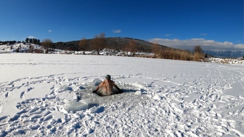 (Özel) Uludağ’ın buz tutan göllerini testere ile kesti...Üzerinde yürüyüp altında yüzüyor
