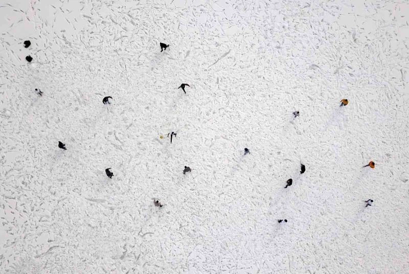 Donan Arin Gölü üzerinde futbol keyfi
