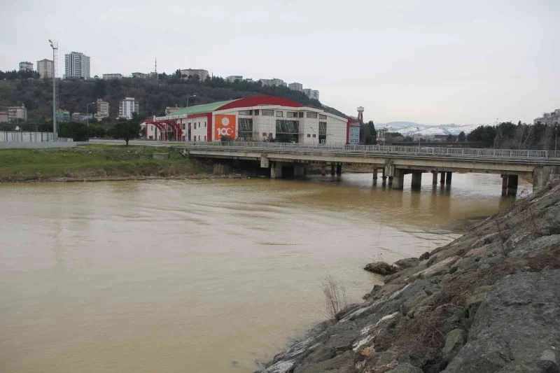 Karlar erimeye başladı, akarsuların debisi yükseldi
