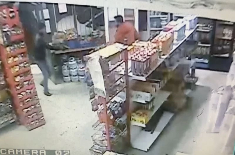 (Özel) İstanbul’da bakkalda dehşet anları kamerada: Kavgalı olduğu şahsı bakkalda bacağından vurdu
