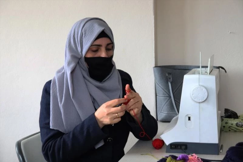 Hataylı kadınlar atık kumaşları işleyerek yeni ürünlere dönüştürüyor