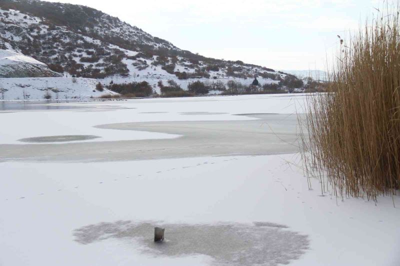 Yüzeyi yer yer buz tutan Sarısungur Göleti’nden kartpostallık kareler
