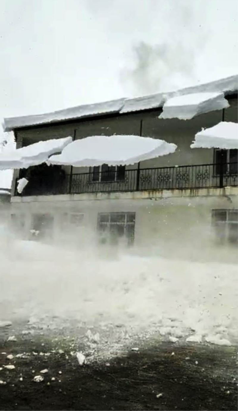 Bitlis’te çatıdan düşen kar kütleleri korkuttu
