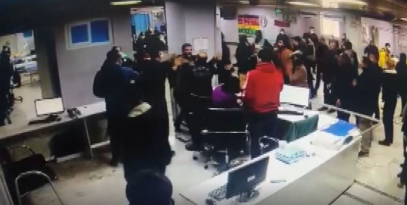 Acil Servis’te hasta yakınlarından sağlık görevlilerine yumruklu saldırı
