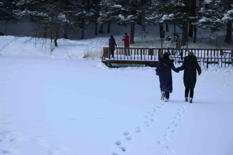 Donan gölde tatilcilerin tehlikeli eğlencesi
